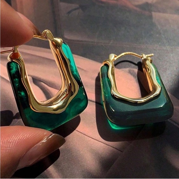 🆕 Elegant Green and Gold Vintage Tone Earrings - Picture 2 of 3